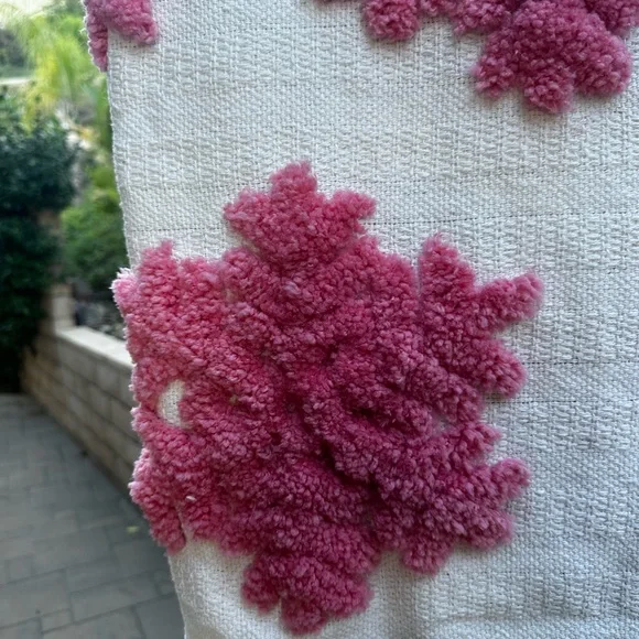 Rachel Zoe plush hot pink snowflake oversize blanket tik tok viral blanket - Picture 4 of 6